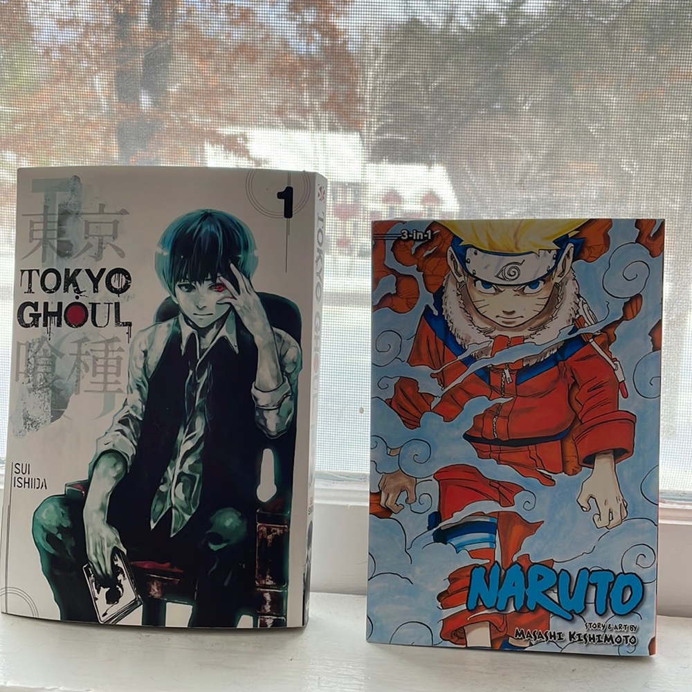 Volumes 1, 2 and 3 of Naruto bundled with volume 1 of Tokyo ghoul.